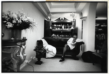 402056 Afbeelding van binnenhuisarchitecte Dorothy Batema in haar winkel met antieke meubels (Dorothy's Deco) in het ...